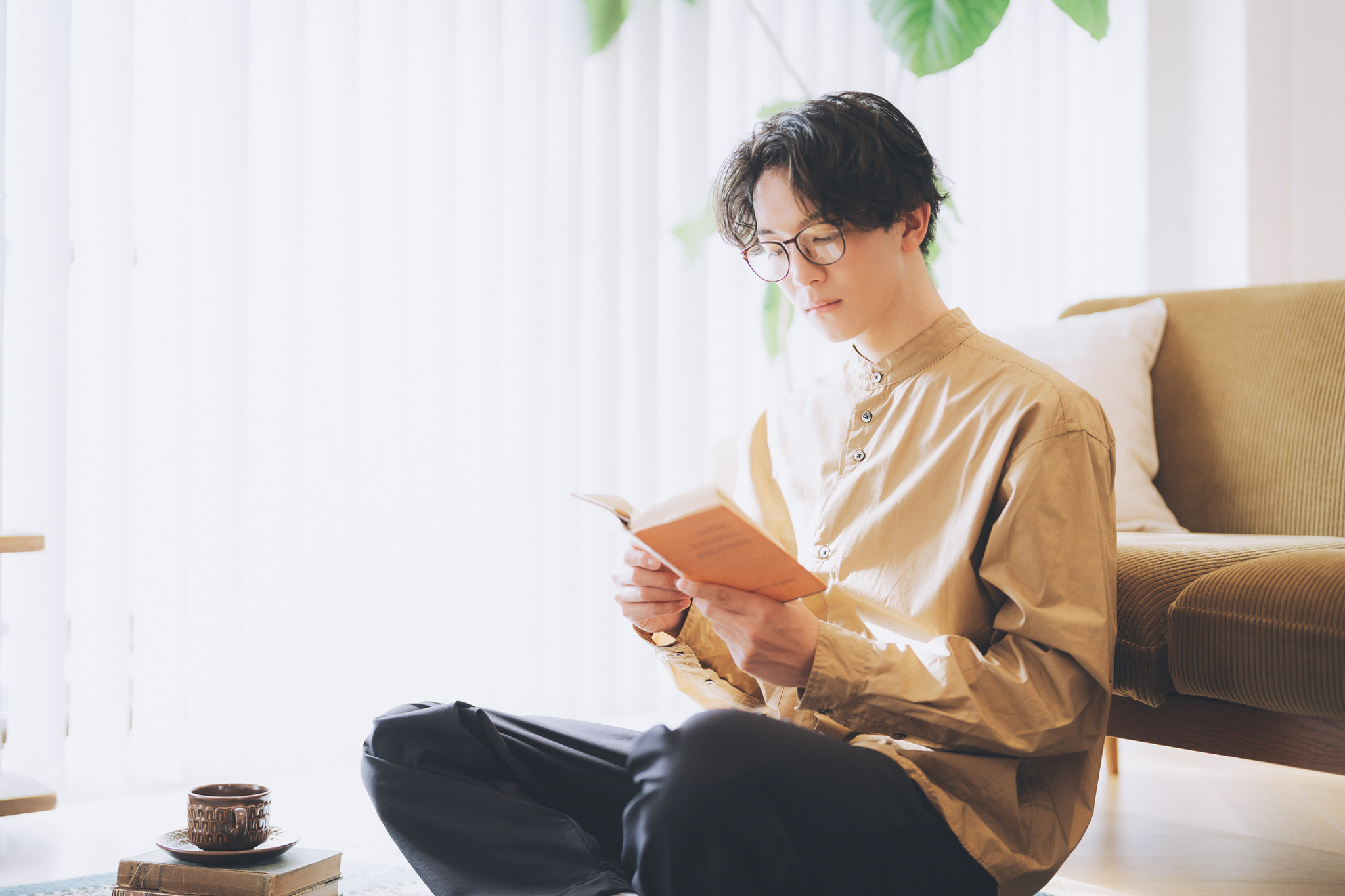 インドアゴルフ練習場でプロにゴルフレッスンをうけている女性