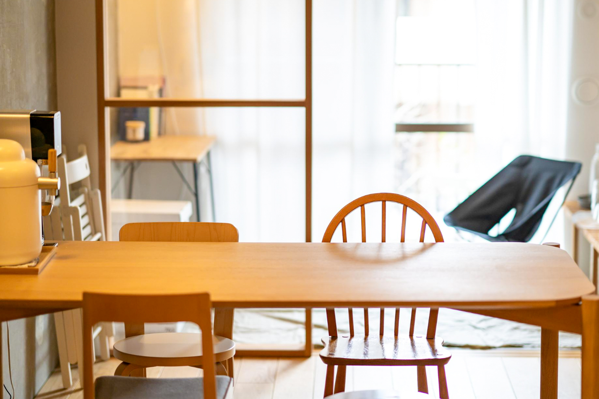 インドアゴルフ練習場のパター練習場でパターを練習している女性の様子