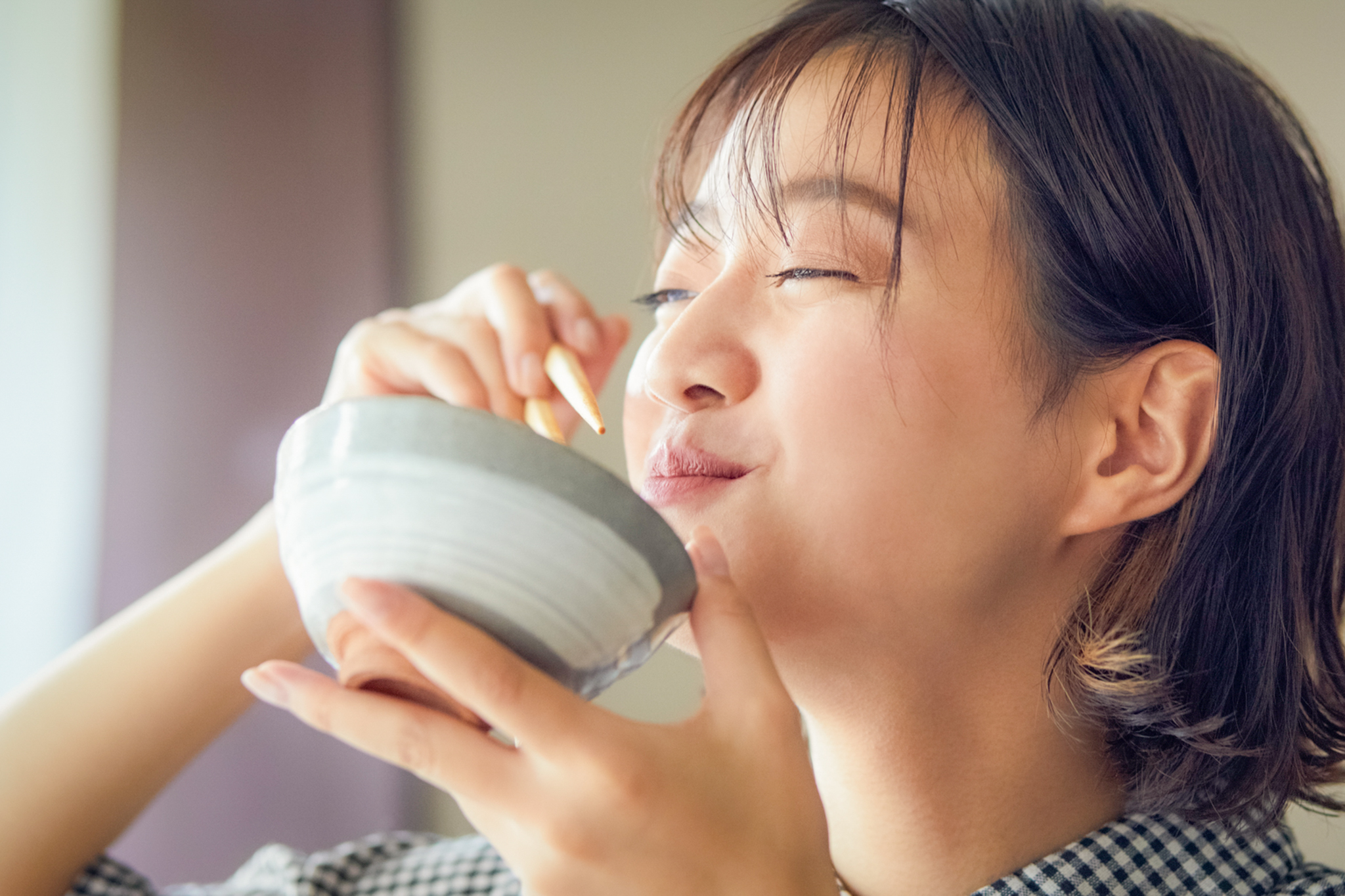 インドアゴルフ練習場のパター練習場でパターを練習している女性の様子